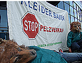 Deja vu: Polizei verbietet Demos vor Kleider Bauer